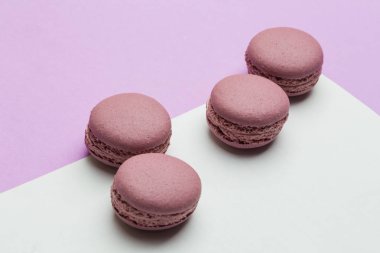 Fransızca çerezleri renkli bir arka plan üzerinde aromalı