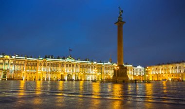 Geceleri St Petersburg Palace Meydanı'nın görünümü.