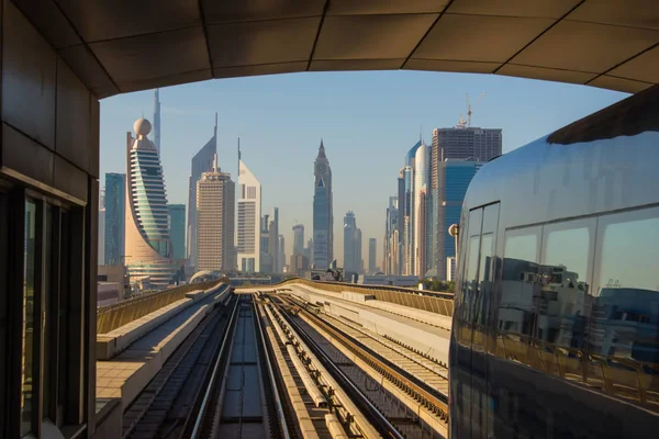 ドバイ アラブ首長国連邦 11月18日 ドバイメトロ 地下鉄の車11月18日から街の景色 2012年 ドバイ地下鉄は2012年11月18日に世界最長の完全自動地下鉄網 75Km として アラブ首長国連邦ドバイ — ストック写真