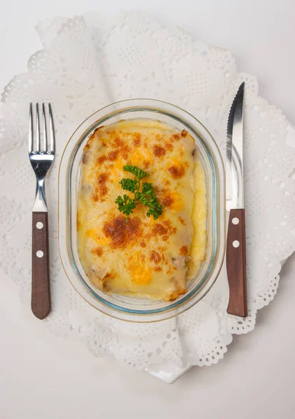 Bovenaanzicht Van Traditionele Stijl Italiaanse Keuken Rundvlees Lasagne Gegarneerd Met — Stockfoto