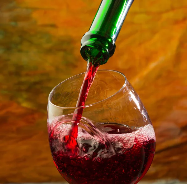 Wijn Giet Het Glas Van Fles Een Gekleurde Achtergrond — Stockfoto