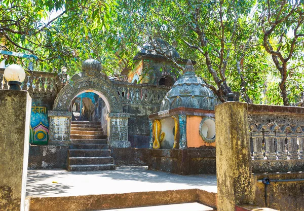 Gamla Övergivna Tempel Djungeln Indien Goa — Stockfoto