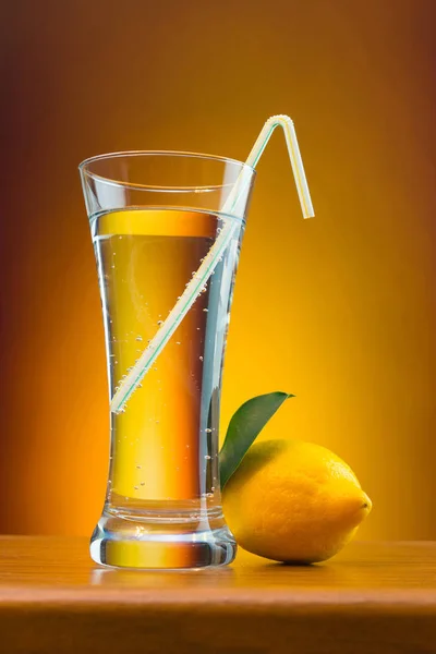 Minerální vody a citronem — Stock fotografie