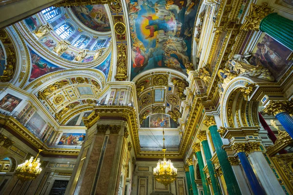 Intérieur et arches de la cathédrale Saint-Isaac — Photo