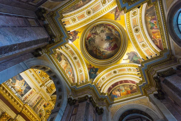 Innenraum und Bögen der Kathedrale von St. Isaac — Stockfoto