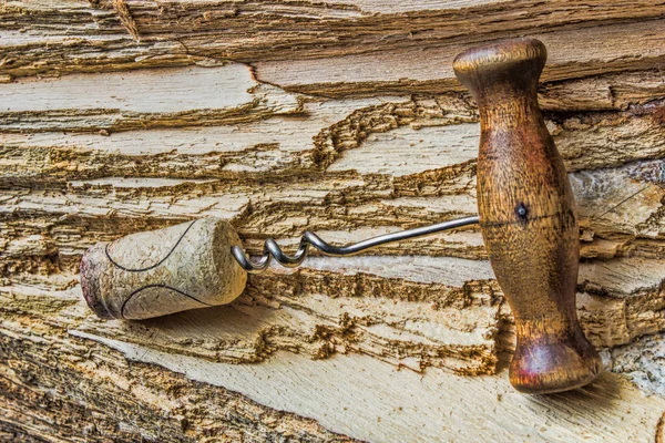 Cavatappi con un tappo di sughero da una bottiglia — Foto Stock