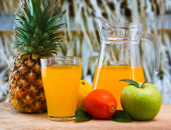 El jugo de naranja en el vaso sobre la mesa — Foto de Stock