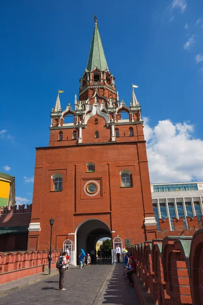 太陽の天気でモスクワ クレムリンを塔します。 — ストック写真
