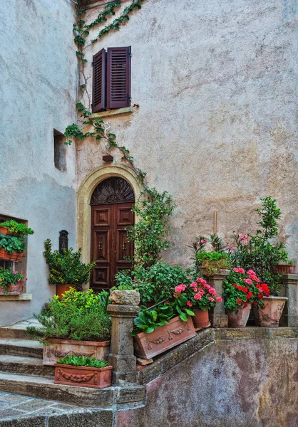 Tür in einem alten Haus, das nachts mit Blumen geschmückt ist — Stockfoto