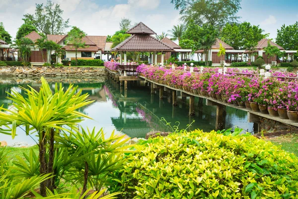Klong Fabo Resort. Коттеджи на заливе в тропическом саду — стоковое фото