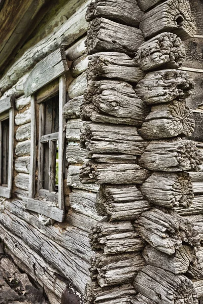 Antigua pared de madera hecha de troncos marrones —  Fotos de Stock