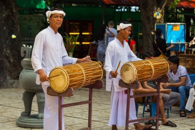 Vietnam. 23 Kasım 2014. Davulcular Po Nagar Cham kuleleri Nha Trang, geleneksel davul ile 