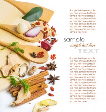 baharatlar ve beyaz arka plan üzerinde taze otlar Kuru