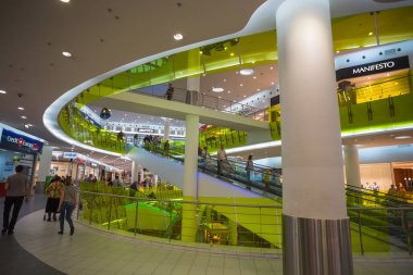 Moskova. 8 Mayıs 2016: İnsanlar süpermarkette Ashan Troyka, Moskova, Rusya Federasyonu. Ashan 12 ülke ve 175.000 çalışanlar bir varlığı ile Dünya'nın asıl dağıtım gruplarından biridir