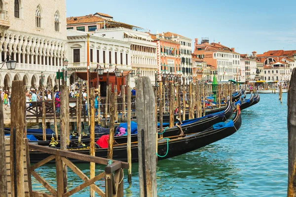 Venice Talya Iune 2014 Eski Gondol Pier Karaya Grand Kanal — Stok fotoğraf