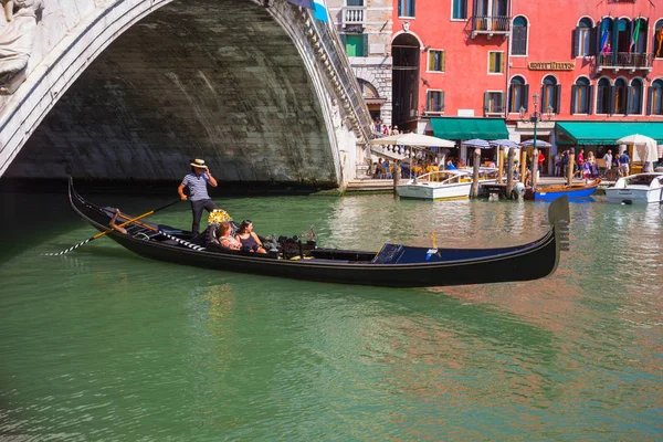 Venetië Italië Juni Toeristen Reizen Gondels Kanaal Juni 2014 Venetië — Stockfoto