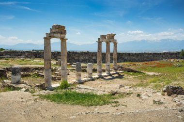 Rezervuar ve teraslar ile jeotermal springs yakınındaki Pamukkale içinde kemer