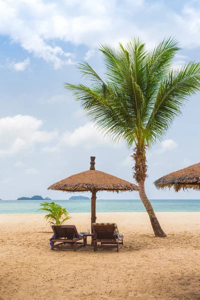 Parasoller Och Solstolar Stranden Paradiset — Stockfoto