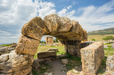 Rezervuar ve teraslar ile jeotermal springs yakınındaki Pamukkale içinde kemer