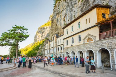 Karadağ, Danilovgrad. 31 Temmuz 2017. Deniz seviyesinden yaklaşık 900 m rakımda bulunan manastır Ostrog dağlarda, işleyen bir Sırp Ortodoks Manastırı. XVII yüzyılda kurulan