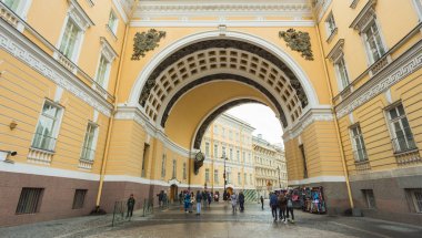 St Petersburg, Rusya, 12 Kasım 2017. Saray Meydanı. Genel Kurmay'Arch