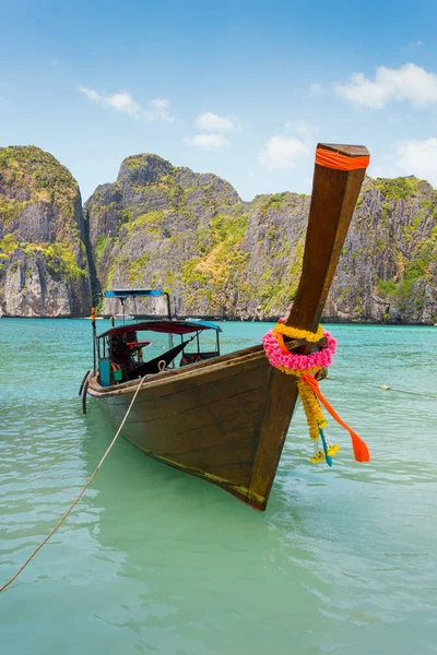 Barcos Mar Contra Rochas Tailândia Ilha Phi Phi — Fotografia de Stock
