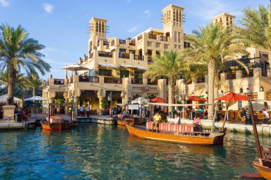 DUBAI, BAE - 15 Kasım: Souk Madinat Jumeirah.Madinat Jumeirah iki otel ve 29 geleneksel Arap evi kümesini kapsar. 15 Kasım 2012, Dubai