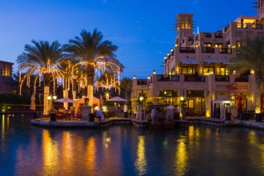 DUBAI, BAE - 15 Kasım: Souk Madinat Jumeirah.Madinat Jumeirah iki otel ve 29 geleneksel Arap evi kümesini kapsar. 15 Kasım 2012, Dubai