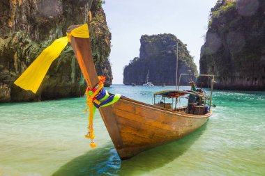 Andaman Denizi, 16 Şubat 2013. Tayland kayalarda karşı denizde tekneler. Phi Phi Island