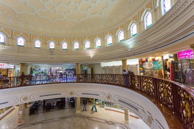 Sharjah, Birleşik Arap Emirlikleri - 29 Ekim 2013: Merkez Souq Mega Alışveriş Merkezi, Aralık 2001 tarihinde açtı ve BAE (800.000 metrekare ft'daki perakende ve eğlence yerleri önde gelen biri haline Sharjah.)