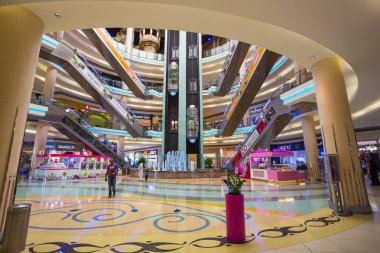 Sharjah, Birleşik Arap Emirlikleri - 29 Ekim 2013: Aralık 2001'de açıldı ve perakende ve eğlence yerlerinden UAE lider olmaya Şarja Merkez souq mega alışveriş merkezi. UAE, 800.000 metrekare ft en büyük merkezlerinden biri.