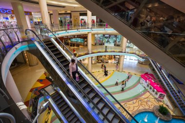 Sharjah, Birleşik Arap Emirlikleri - 29 Ekim 2013: Aralık 2001'de açıldı ve perakende ve eğlence yerlerinden UAE lider olmaya Şarja Merkez souq mega alışveriş merkezi. UAE, 800.000 metrekare ft en büyük merkezlerinden biri.