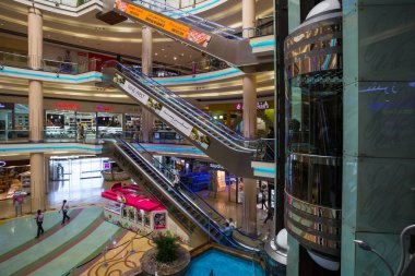 Sharjah, Birleşik Arap Emirlikleri - 29 Ekim 2013: Aralık 2001'de açıldı ve perakende ve eğlence yerlerinden UAE lider olmaya Şarja Merkez souq mega alışveriş merkezi. UAE, 800.000 metrekare ft en büyük merkezlerinden biri.