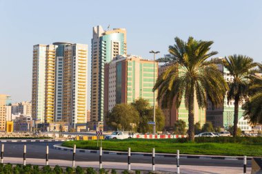 Sharjah, Birleşik Arap Emirlikleri - 01 Kasım 2013: sharjah modern binaların genel görünümü. UAE en sanayileşmiş emirlik olduğunu.