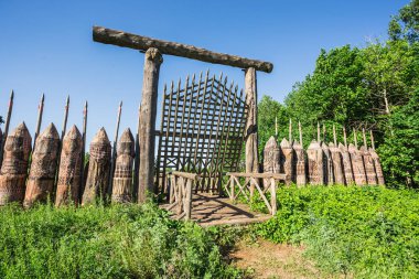 Antik kale eski ahşap köprü