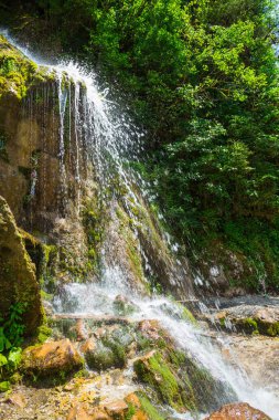 Abhazya içinde beyaz çıkıntı ve nehir manzara