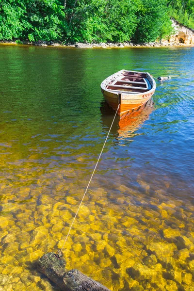 Barco Madeira Margem Rio Fundo Floresta Céu Azul Refletindo Superfície — Fotografia de Stock
