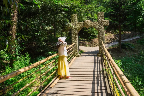 Lady Hat Standing Suspension Bridge River Thicket Trees — Stock Photo, Image