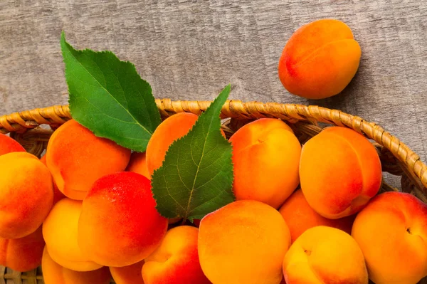 Abricots Avec Des Feuilles Sur Vieille Table Bois — Photo