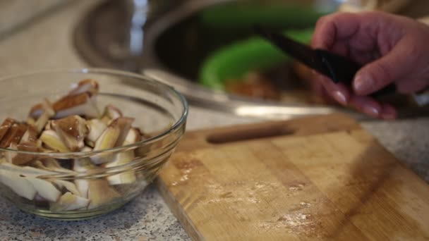 Setas Rodajas Cocina Una Tabla Cortar — Vídeo de stock