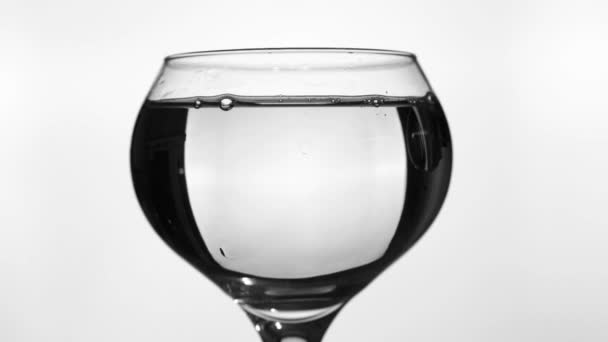 Eau Verser Dans Verre Sur Blanc — Video