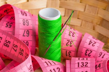 Eski ahşap duvarların arkasına dikiş dikiyorum.