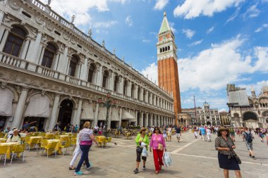 Venedik-Haziran 26: san marco piazza Venedik üzerinde 26 Haziran 2014. San marco piazza milyonlarca yılda ziyaret şehrin en pahalı parçası olduğunu.