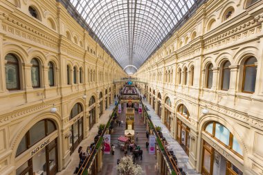 Moskova, Rusya, 1 Mayıs 2016. Moskova 'daki kırmızı meydandaki mağazanın içindeki galeri GUM