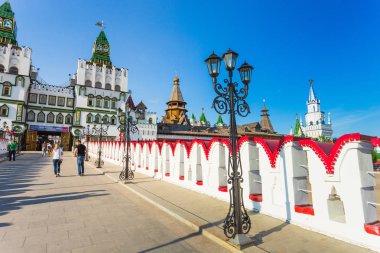 Moskova, Rusya - 8 Mayıs 2016: Turist ve Moskova'da Izmailovo Kremlin boyunca yürüyüş insanlar. Büyük karnaval bayram.