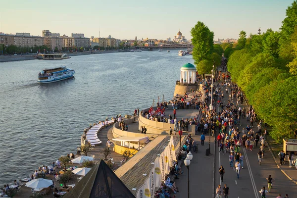 Moskou Rusland Mei 2015 Rusland Scène Mensen Wandelen Dijk Van — Stockfoto