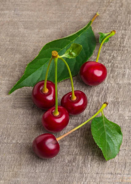 Frische Kirschen Auf Holztisch — Stockfoto