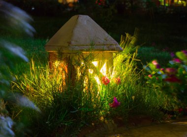 Küçük Bahçe lambası çevrili çim sahada