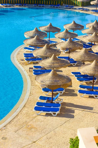 A piscina, guarda-sóis de praia e o Mar Vermelho no Egito — Fotografia de Stock