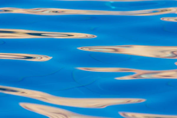 Reflexões na água na superfície da piscina — Fotografia de Stock